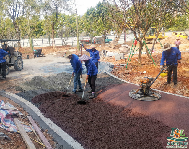 增城區(qū)街心公園透水地坪建設(shè)施工中