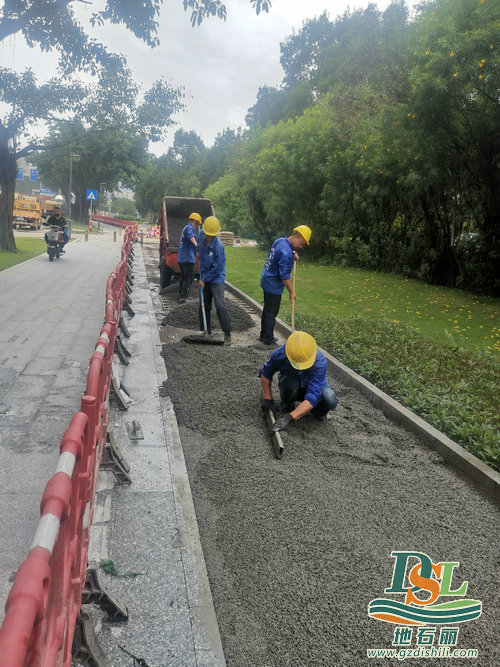 深圳月亮灣路段-透水地坪升級(jí)改造中