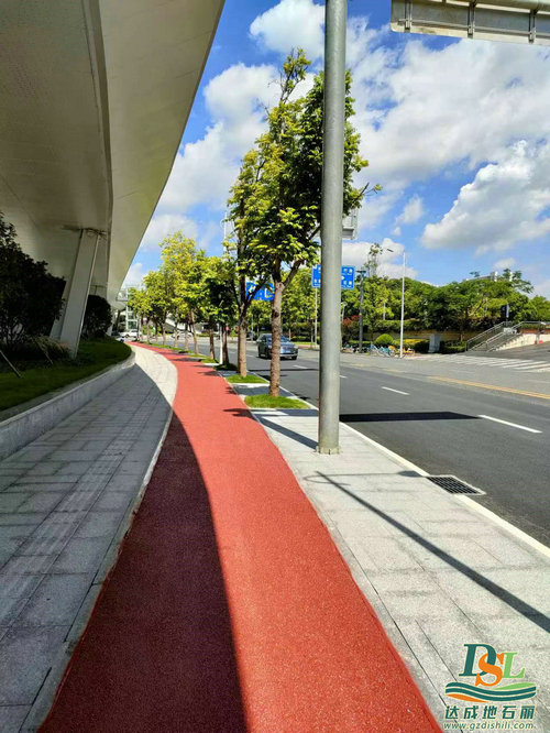 東莞市中心2號橋彩色透水混凝土噴油進行中！