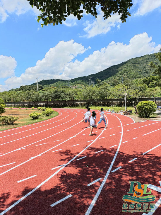 【透氣型塑膠跑道】心飛揚，隨心跑！